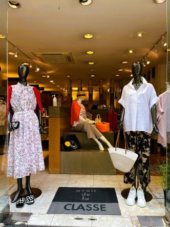 長めシャツ＆ニットベスト　NOUQUEブラウス＆ALDRIDGEニットベスト＆LOURDESパンツ