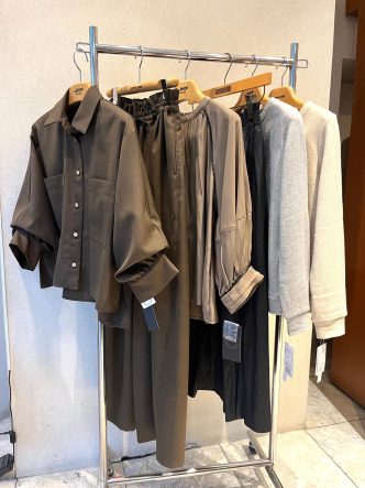 今着れる秋物のご紹介♪ｂ7ブラウス＆パンツセットアップ＆maturitaブラウス＆Doneeyuスカート＆Deargueスウェットトップス