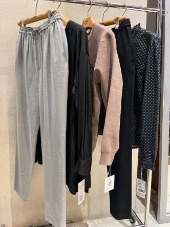 テーパードパンツに合わせたコーディネート♪doneeyuパンツ＆maturitaブラウス＆deaegueブラウス＆RESPECロゴニット