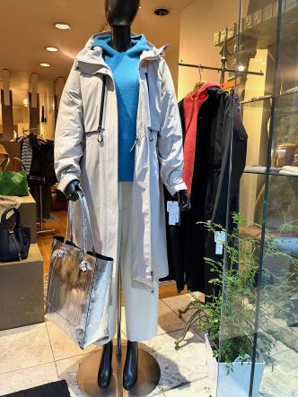 ダウン入りの軽めのコートときれい色のニット　NOUQUEダウン入りフードコート＆ALDRIDGEラクーンフードニット