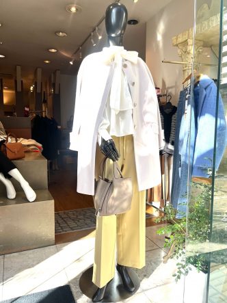 春まで着れるコーディネート♪　KOKIAボウタイブラウス＆ノーカラーコート＆カラーパンツ＆DEARGUEロゴニット