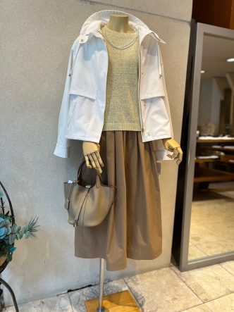 春のスカートコーデ　ALDRIDGEニット＆Flora Fonteスカート＆LeMARAISマウンテンパーカー