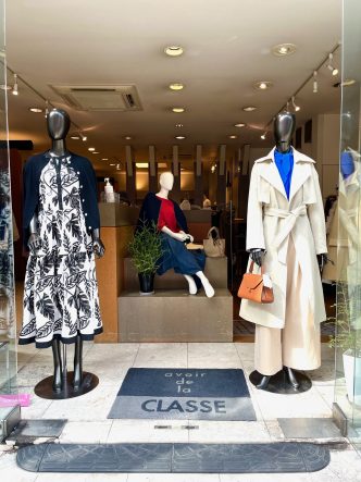 トレンチコートにブラウスのコーディネート♡　B7トレンチコート＆ワイドチノパンツ＆LOURDESブラウス