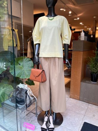 ALDRIDGEふんわりスリーブトップス＆ブラックトップス＆B7ワイドチノパンツ＆KOKIAテーパードパンツ