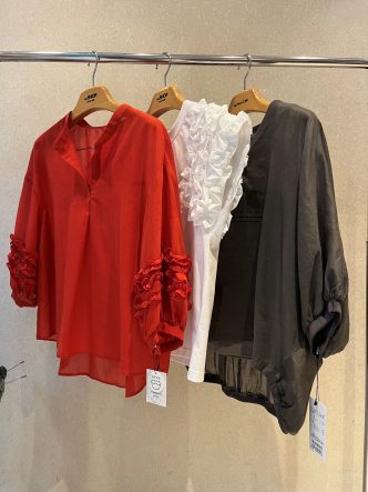 トップス特集です♪KOKIAフリルブラウス＆frutti fruttaお袖フリルカットソー＆maturita麻コットンプルオーバー