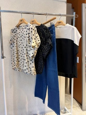 パンツに合わせてトップスのご紹介♪　NOUQUEドット柄ブラウス＆ブラウンTシャツ＆KOKIAバイカラートップス　