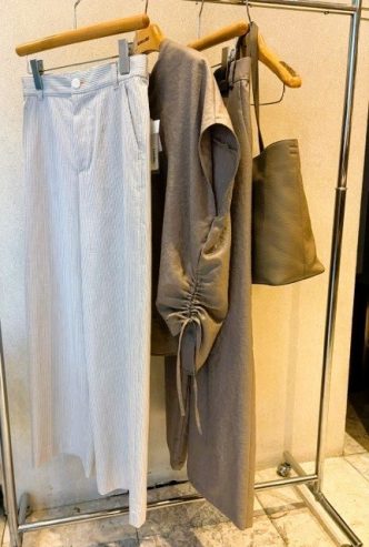 パンツ＆ブラウスのコーディネート♪LOURDESストライプパンツ＆KOKIAブラウス＆パンツ＆TAKAGI MINKレザートートバッグ＆Lehavrekobeネックレス