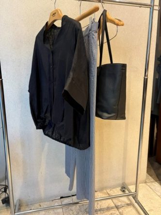 KOKIAリネンブラウス＆LOURDESストライプ柄パンツ＆TAKAKIMINKレザーバッグ