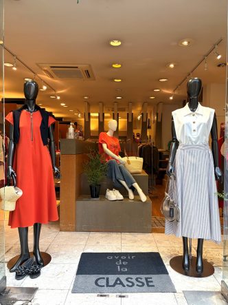 店頭ディスプレイよりご紹介♪　KOKIAファスナー使いワンピース＆B7ポロ襟カットソー＆ma couleurストライプフレアースカート＆Deargueカラー刺繍Tシャツ＆NOUQUEレース×ピンタックワンピース＆LeMARAIS半袖シアーカーディガン