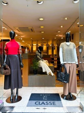 ニットベストコーディネート♪ALDRIDGEニット＆ブラウス＆NOUQUEパンツ＆TAKAGIMINKレザートートバッグ