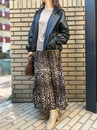 エコレザージャケットコーディネート♪NOUQUEエコレザージャケット＆TULUMBレオパード柄プリーツスカート＆FAGRAS VITAニット